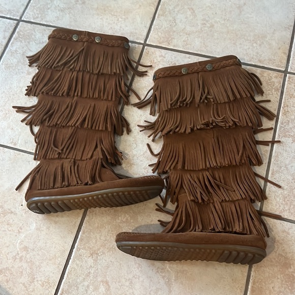 Minnetonka Moccasin 100% Leather 5 Tier Fringe Boots, Sz 6 - Picture 3 of 11